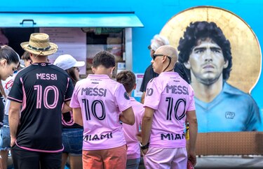 Camisetas a 184 dólares, récord de acreditaciones, famosos… La locura en el debut de Messi