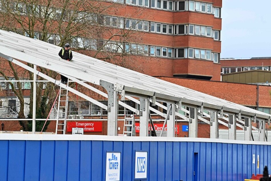 Los hospitales británicos ‘en pie de guerra’ con Ómicron