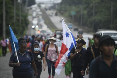 Ciudadanos que marcharon desde Pacora llegan a la Presidencia; piden que se cumplan los acuerdos de la mesa