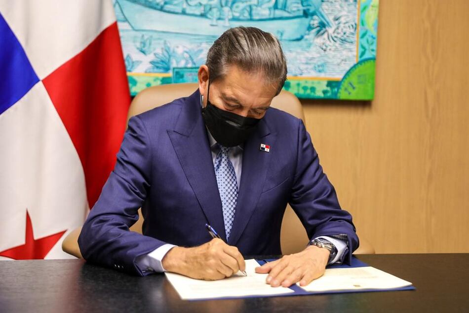 Cortizo sanciona la ley de la Unachi y veta el proyecto que regula los patronatos