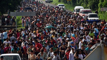 Migrantes en México reanudan la marcha hacia Estados Unidos