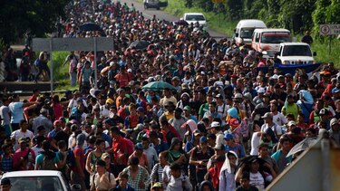 Migrantes en México reanudan la marcha hacia Estados Unidos