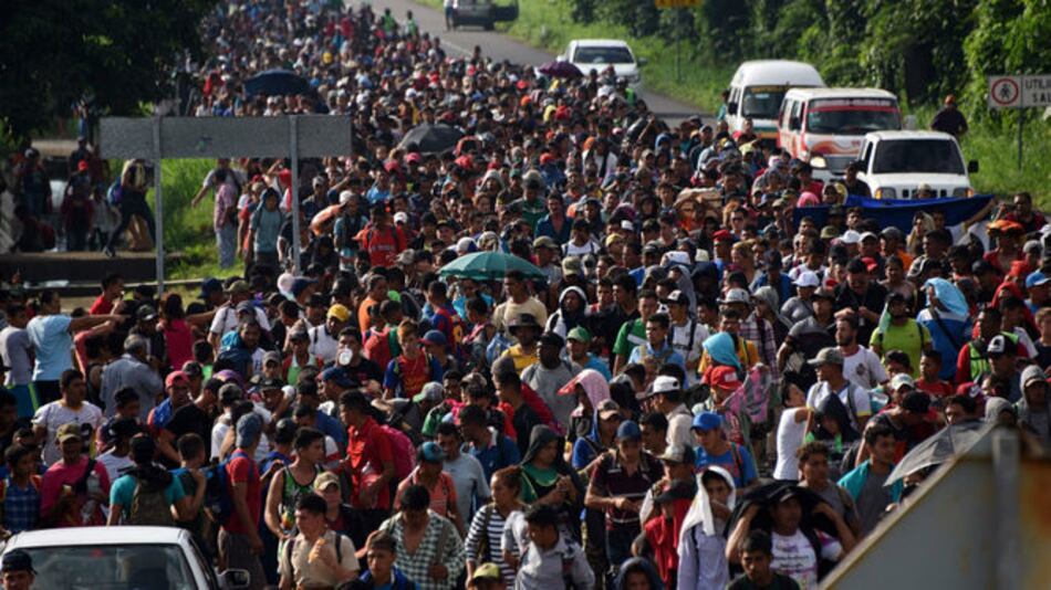 Migrantes en México reanudan la marcha hacia Estados Unidos