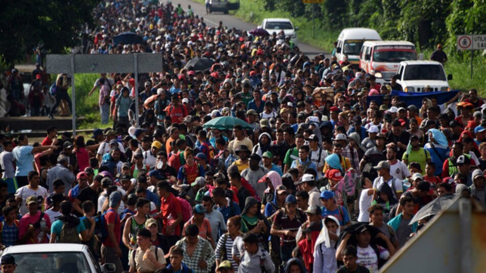 Migrantes en México reanudan la marcha hacia Estados Unidos