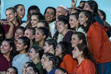 Francisco reúne a más de 800,000 personas en Lisboa