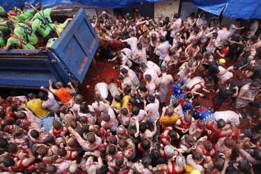 Famosa tomatina en España cobra entrada por crisis