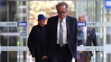 Juicio en Australia: actriz declara contra Geoffrey Rush por mal comportamiento