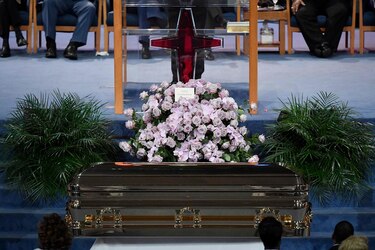 Funeral de Aretha Franklin llena iglesia de oraciones y estrellas