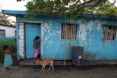 ‘Aquí todos somos brutos’: la vida sin leer ni escribir en un aislado pueblo de Venezuela