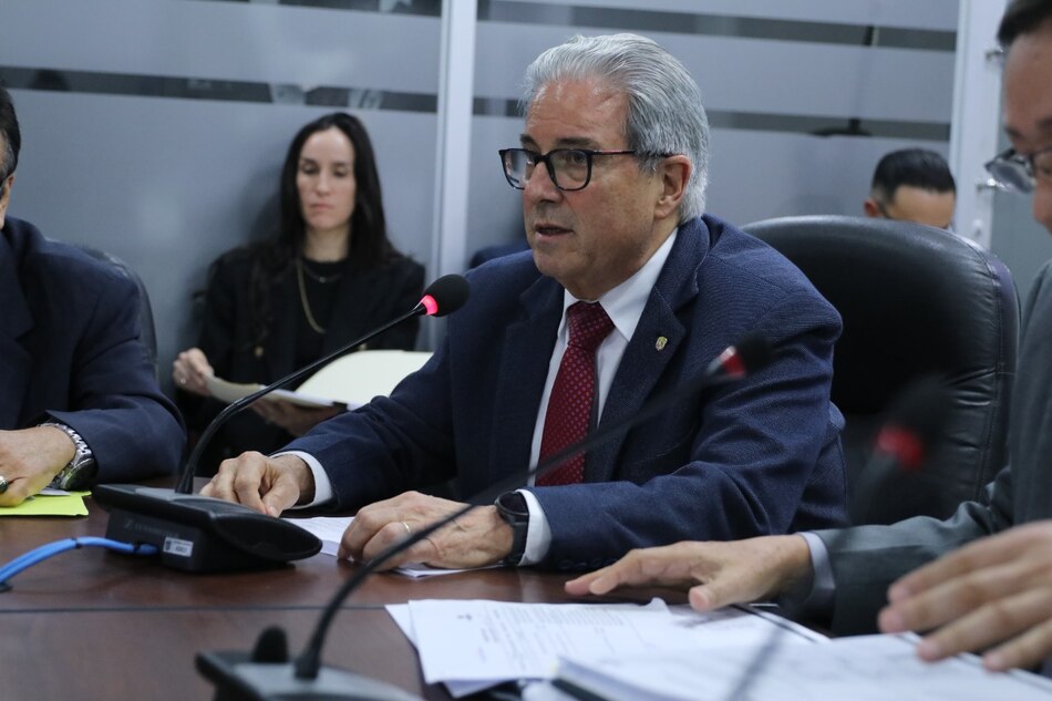 ¿Negociado? Ministro de Salud investigará contratos denunciados por diputado