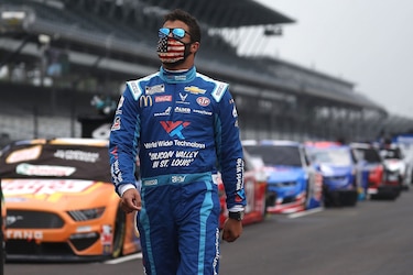 Trump critica piloto afroamericano de NASCAR y prohibición de bandera confederada