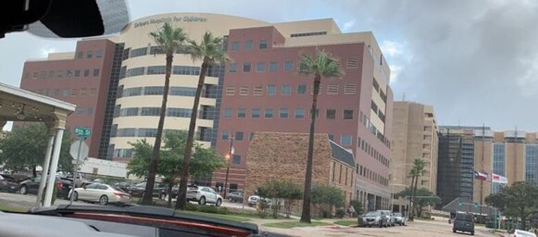 Menor víctima de explosión en P.H. Costa Mare llega a Estados Unidos