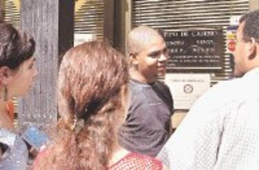 Cuba comenzó a gravar el dólar estadounidense