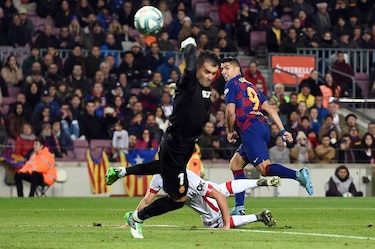 Un triplete de Messi y una maravilla de Suárez mantienen de líder al Barça