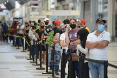 En medio de quejas ciudadanas aplican vacunas contra la Covid-19 en Megamall 