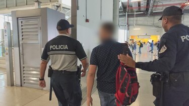 Operativos en las estaciones del metro: policía le cae a los vendedores ambulantes en los trenes