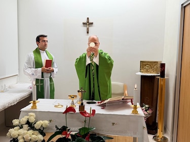 Primera foto del papa tras su operación: oficiando misa