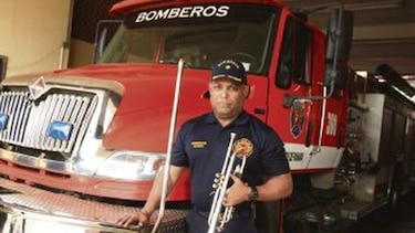 Bombero con fibra de músico