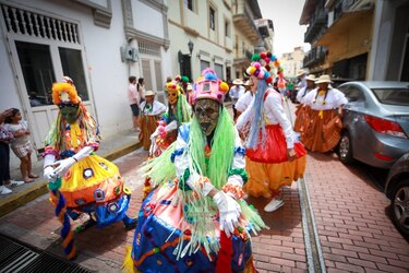 Diversas delegaciones presentes en el Festival de Diablos en el Casco Antiguo