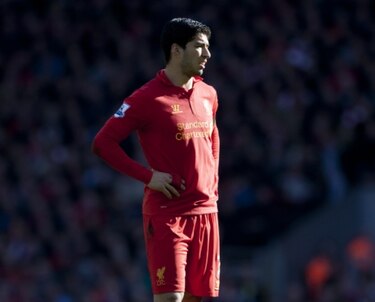 Suspensión de 10 partidos a uruguayo Suárez por morder a rival