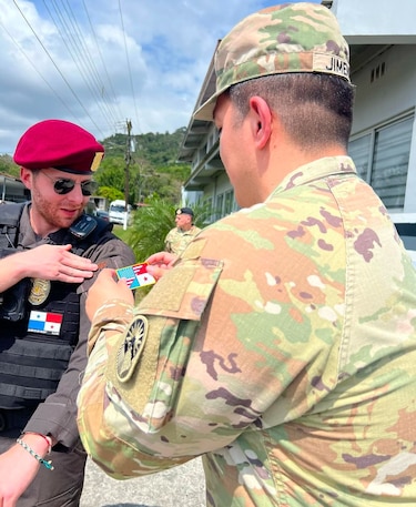 Mayer Mizrachi recibió parche del Ejército de Estados Unidos con bandera de Panamá a la mitad
