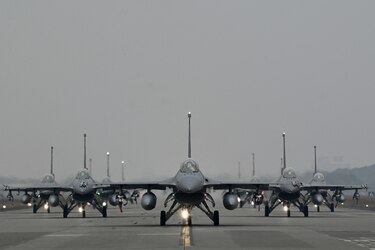 Taiwán mantiene en tierra sus F-16 tras la desaparición de uno de ellos