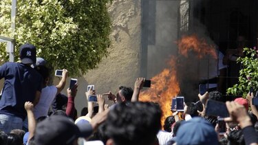 Multitud quema vivos a dos hombres en México