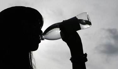 Estudios sugieren no reutilizar botellas de plástico para rellenarlas de agua