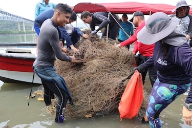 Retiran 1,500 libras de redes de pesca en desuso para reducir el impacto de las redes fantasmas en Punta Chame