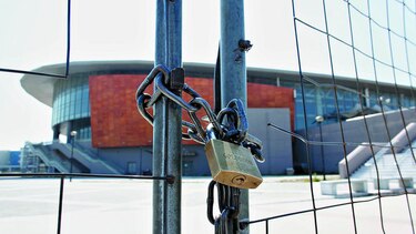 Mineros paralizan actividades tras despidos