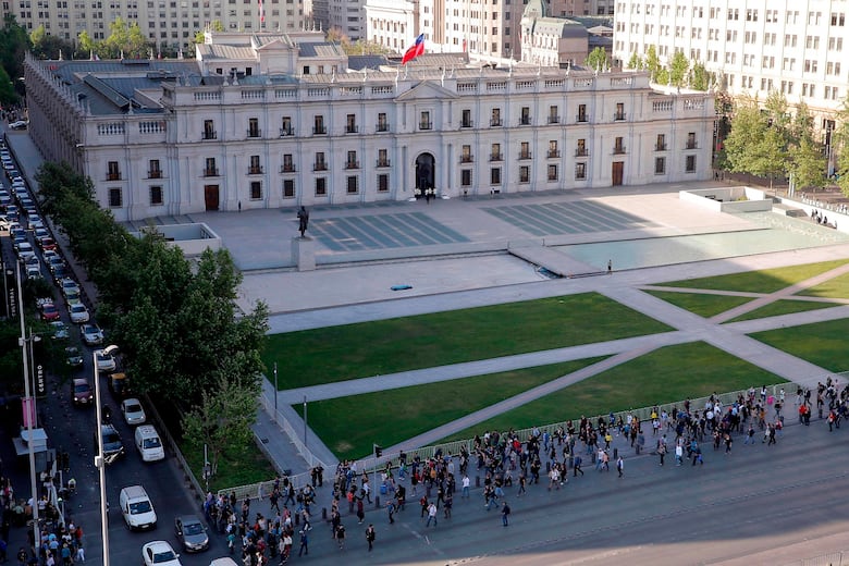Santiago de Chile, en caos tras protestas por aumento de tarifa del Metro