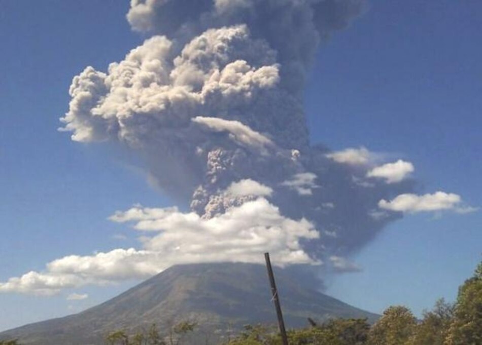 Volcán salvadoreño sigue amenazando con una segunda erupción