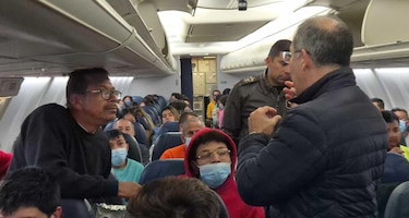 Aterriza en Bogotá el primero de los dos aviones con colombianos deportados por Estados Unidos
