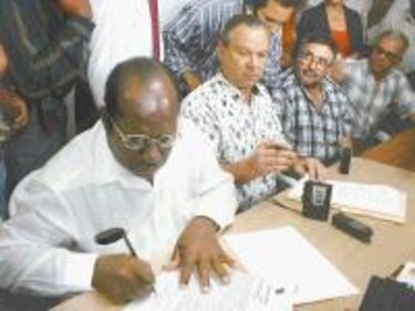 Obreros retiran pliego y termina la huelga