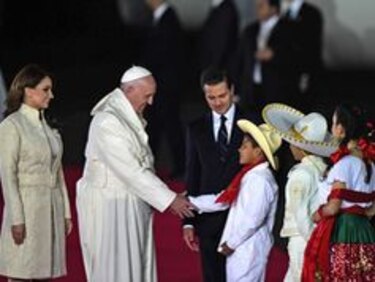 Con espectáculo de música y baile el Papa es recibido en México