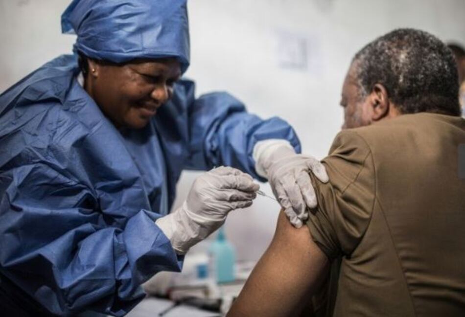 Científicos japoneses lanzan un estudio clínico sobre vacuna contra el ébola