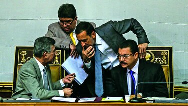 Frenan decreto de Nicolás Maduro