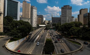 Con calles vacías y metro atestado, Sao Paulo inicia fuertes restricciones contra la Covid-19