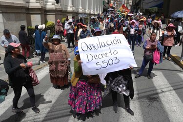 Mayor sindicato obrero boliviano confirma huelga contra el retiro del subsidio a combustibles