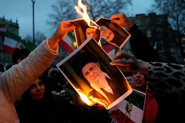 ‘¡Muerte al dictador!’: los manifestantes vuelven a las calles de Irán después de la ola de represión del gobierno de enero