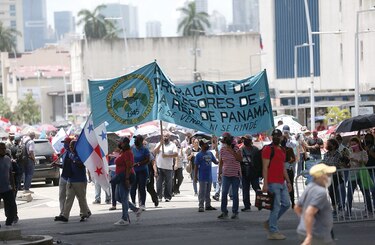 Siguen los bloqueos y las marchas; autoridades presentan 19 denuncias