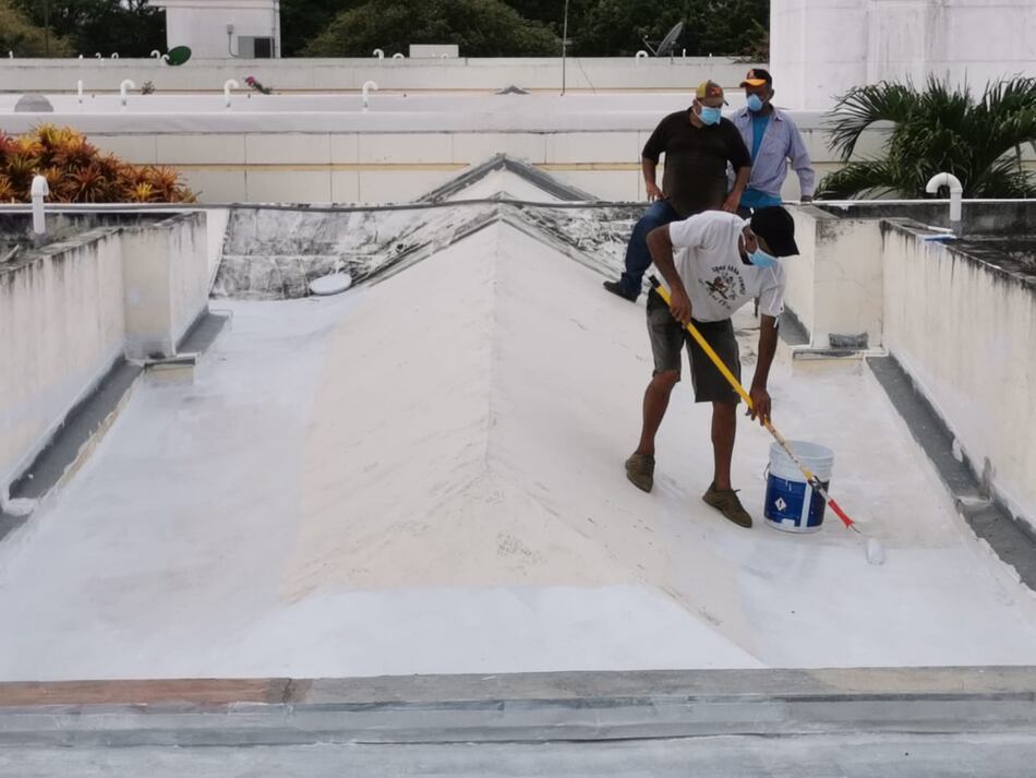 Acumulación de hojas provoca filtración en hospital Las Tablas