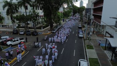 Enfermeras marchan hacia la Presidencia de República