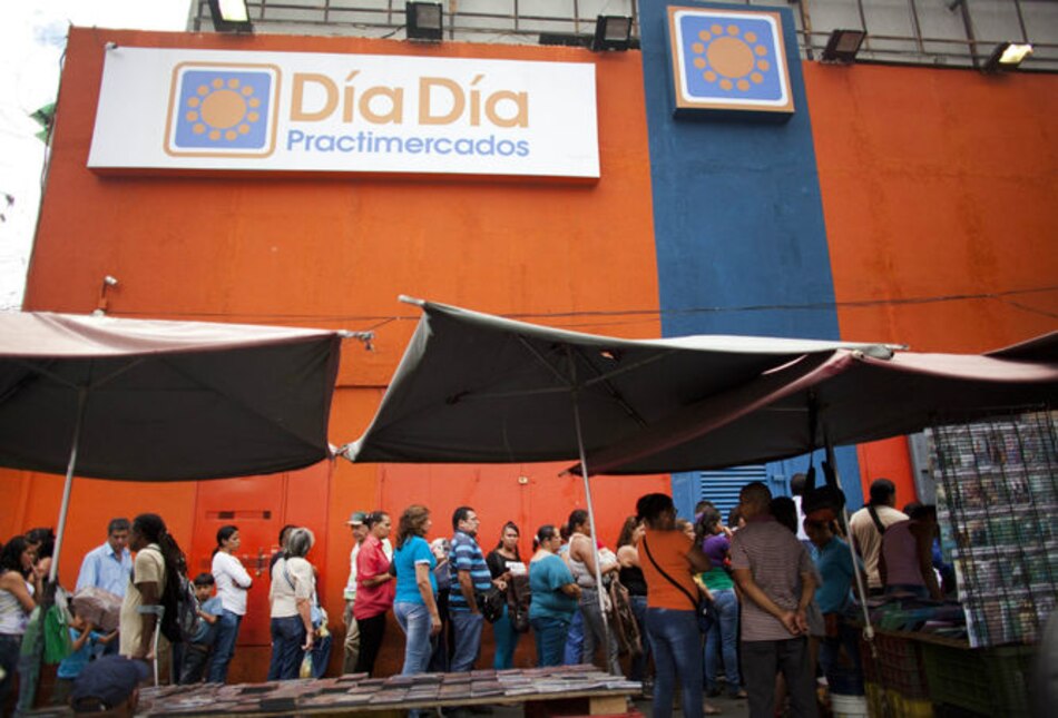 Dolar negro en Venezuela llega a 600 bolívares; salario se reduce a 12 dólares al mes