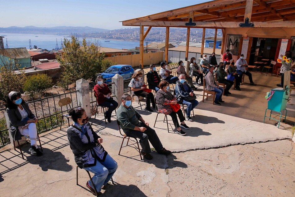 Estudio sobre vacunación en Chile arroja 56.5% de efectividad para prevenir contagios