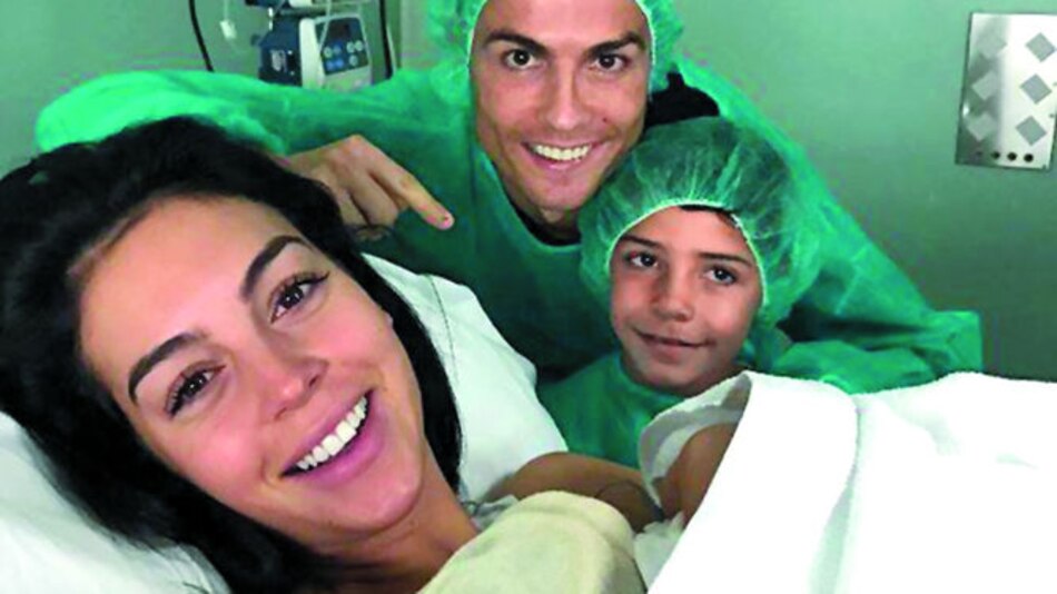 Cristiano Ronaldo da a conocer el nacimiento de su hija