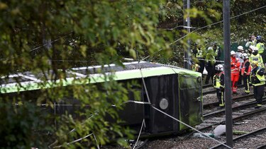 Siete muertos y más de 50 heridos al descarrilar un tranvía cerca de Londres