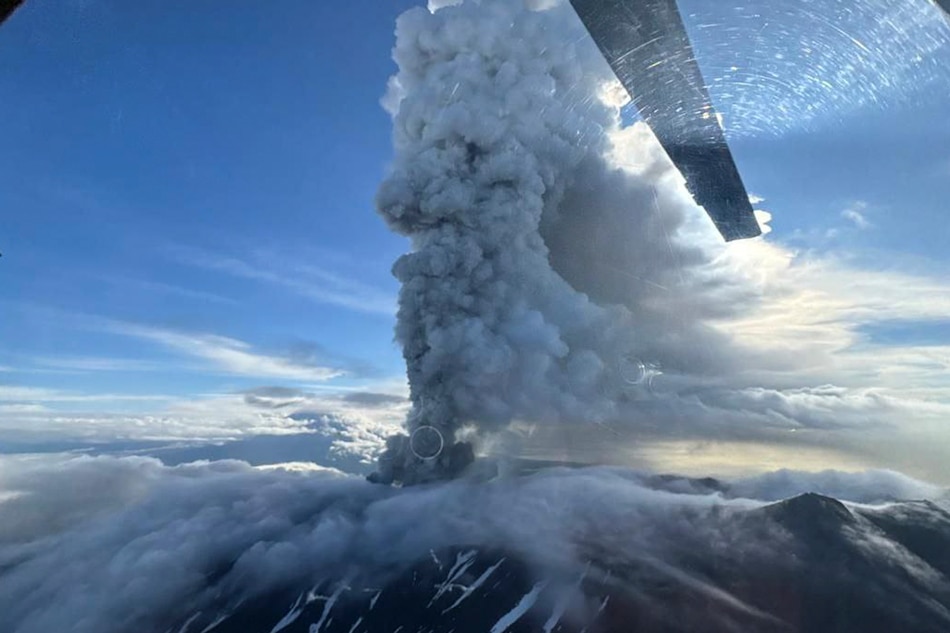 Volcán de Kamchatka, despierto tras 600 años de inactivo, escupe cenizas a 6 km de altura