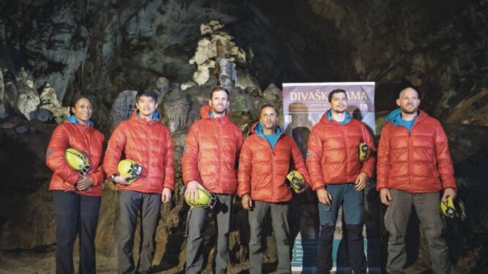 Astronautas se entrenan dentro de una cueva