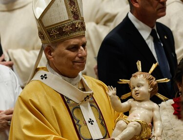 El papa León XIV lamenta la economía que trata ‘al hombre como mercancía’ en su primera misa del Gallo